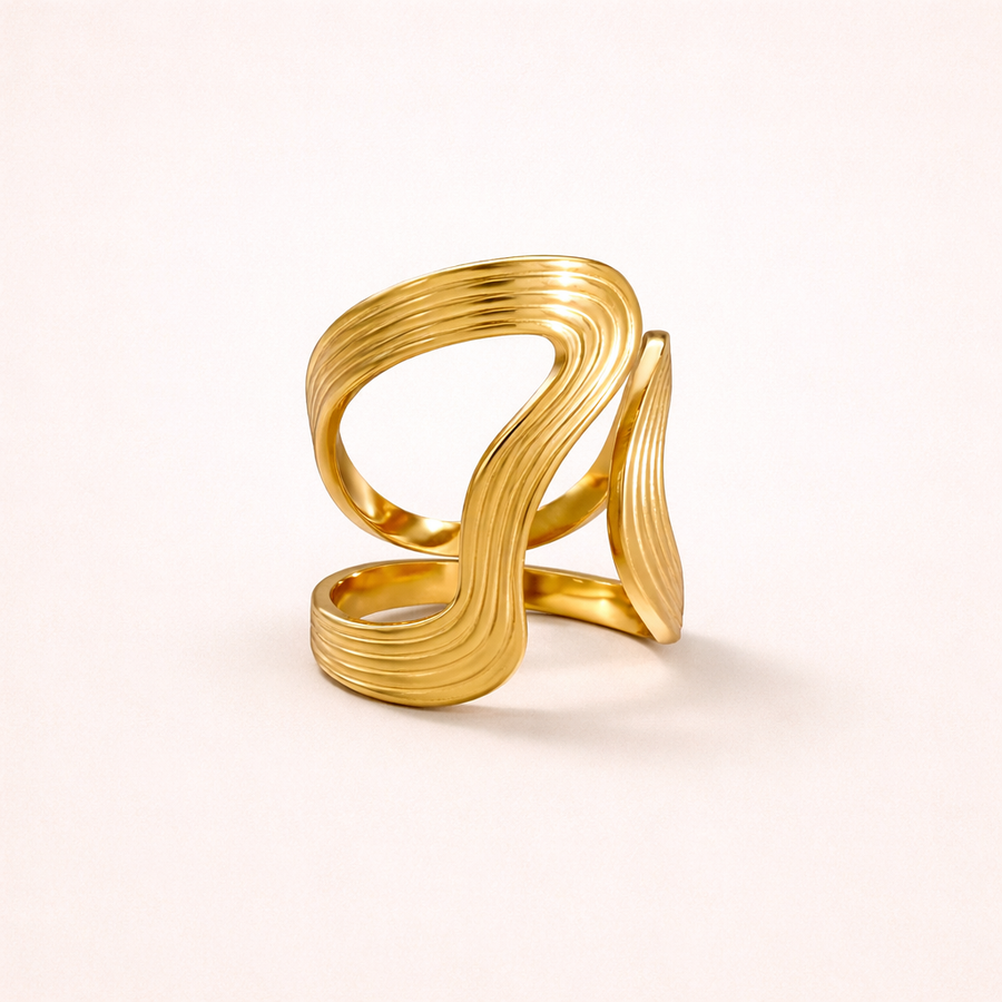 Ribbed Gold ring with a wavy design 