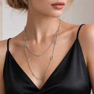 Woman wearing a silver chain necklace 