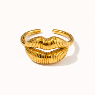 Gold lip-shaped ring
